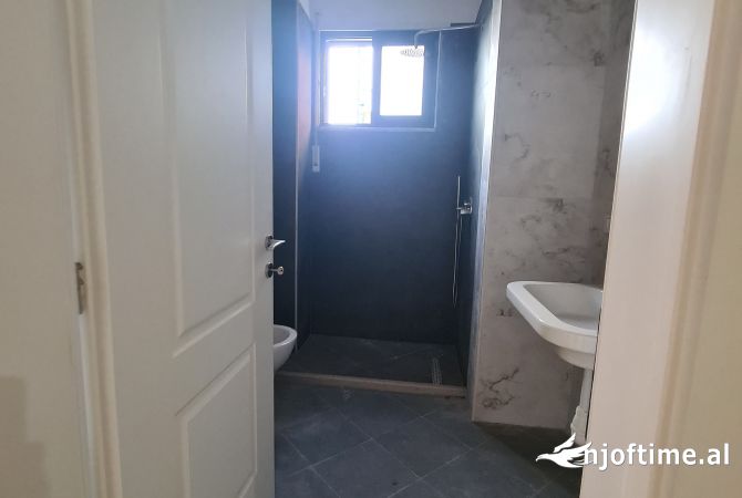 Shtepi ne shitje Apartament ne Tirane, 2+1, Mobilimi Bosh, pa mobiluar, Pagesa 163,525  Euro.