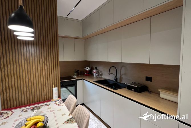 Shtepi ne shitje Apartament ne Vlore, 2+1, Mobilimi E mobiluar, Pagesa 220,000  Euro.