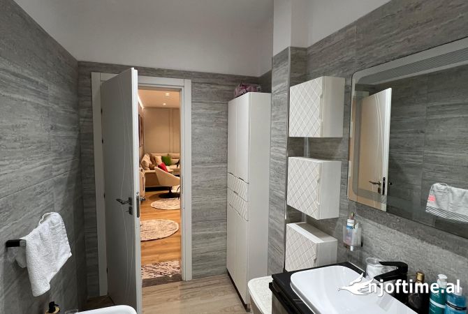 Shtepi ne shitje Apartament ne Vlore, 2+1, Mobilimi E mobiluar, Pagesa 220,000  Euro.