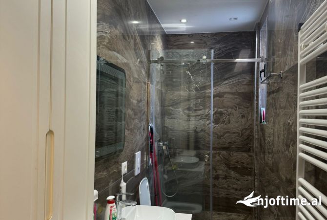 Shtepi ne shitje Apartament ne Tirane, 2+1, Mobilimi E mobiluar, Pagesa 188,000  Euro.