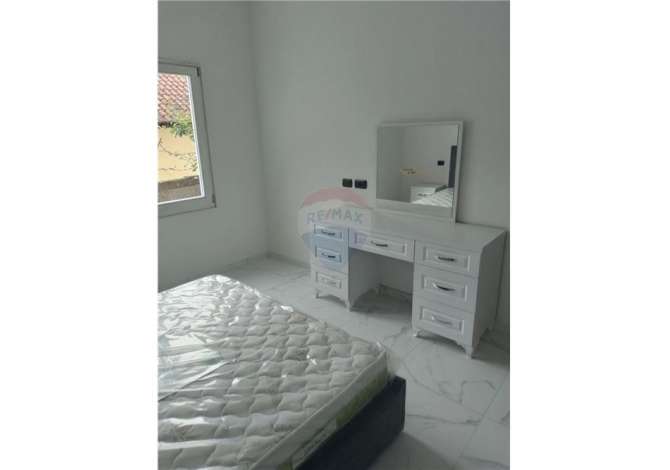 Shtepi me qera Apartament ne Tirane, 2+1, Mobilimi E mobiluar, Pagesa 300  Euro.