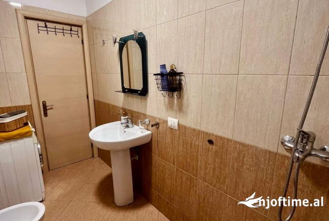 Shtepi me qera Apartament ne Tirane, 2+1, Mobilimi E mobiluar, Pagesa 650  Euro.