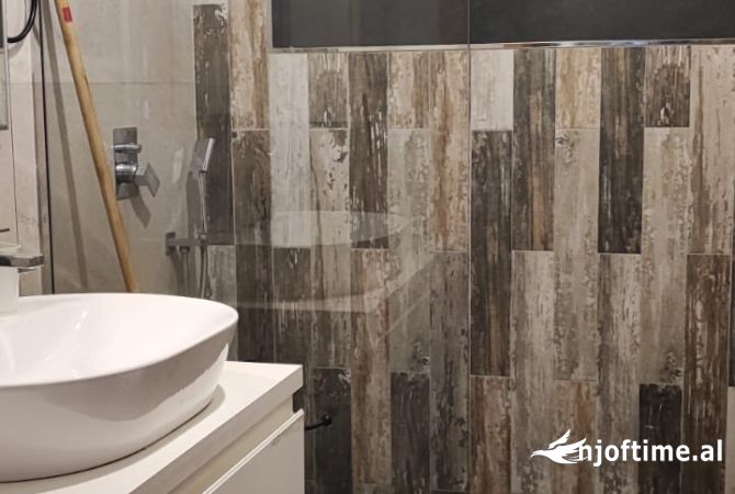 Shtepi me qera Apartament ne Tirane, 3+1, Mobilimi E mobiluar, Pagesa 1,000  Euro.