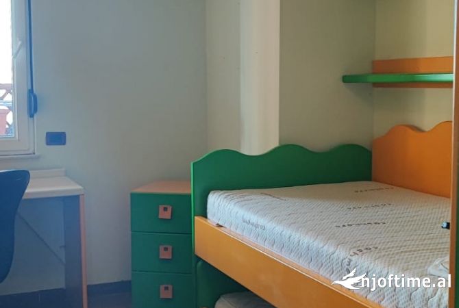Shtepi me qera Apartament ne Tirane, 3+1, Mobilimi E mobiluar, Pagesa 1,000  Euro.