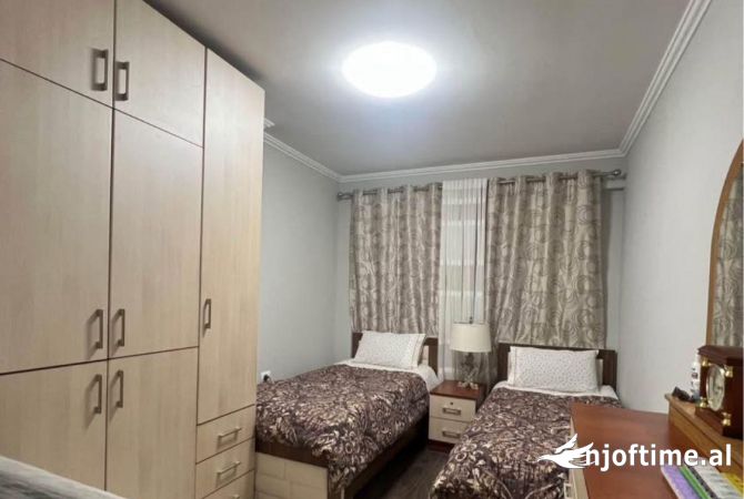 Shtepi ne shitje Apartament ne Tirane, 2+1, Mobilimi E mobiluar, Pagesa 263,000  Euro.