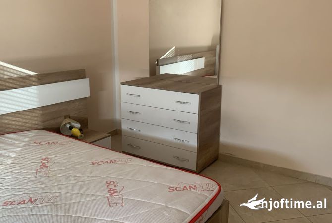 Shtepi me qera Apartament ne Tirane, 2+1, Mobilimi E mobiluar, Pagesa 300  Euro.