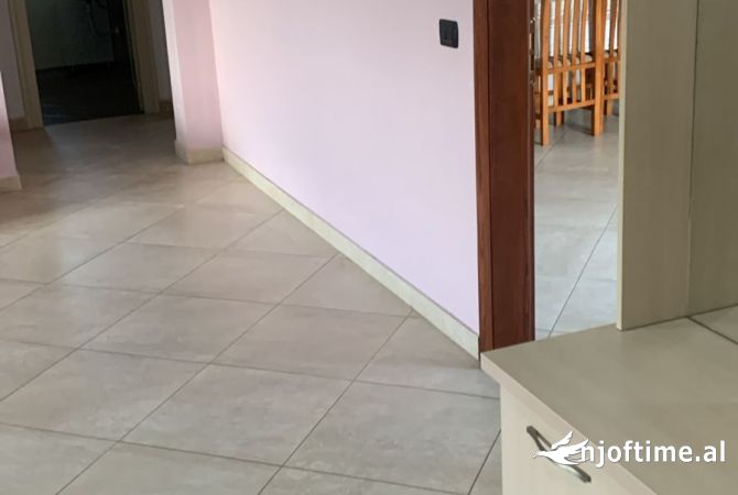 Shtepi me qera Apartament ne Tirane, 2+1, Mobilimi E mobiluar, Pagesa 300  Euro.