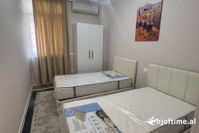 Shtepi ne shitje Apartament ne Tirane, 2+1, Mobilimi E mobiluar, Pagesa 160,000  Euro.