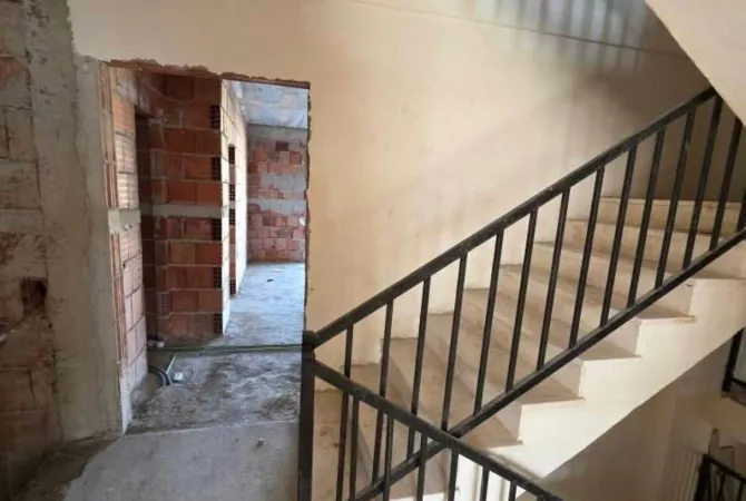 Shtepi ne shitje Apartament ne Tirane, 1+1, Mobilimi Bosh, pa mobiluar, Pagesa 100,000  Euro.