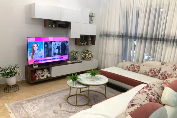 Shtepi ne shitje Apartament ne Tirane, 1+1, Mobilimi E mobiluar, Pagesa 105,000  Euro.