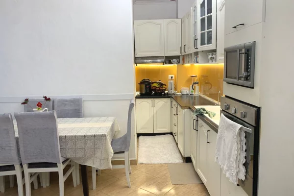 Shtepi ne shitje Apartament ne Tirane, 1+1, Mobilimi E mobiluar, Pagesa 105,000  Euro.