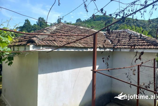 Shtepi ne shitje Shtepi Private ne Tirane, 2+1, Mobilimi Pjeserisht e mobiluar, Pagesa 105,000  Euro.