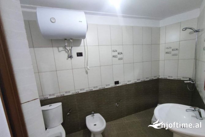 Shtepi ne shitje Apartament ne Tirane, 2+1, Mobilimi Pjeserisht e mobiluar, Pagesa 95,000  Euro.