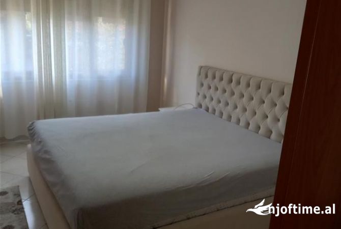 Shtepi ne shitje Apartament ne Tirane, 2+1, Mobilimi E mobiluar, Pagesa 125,000  Euro.