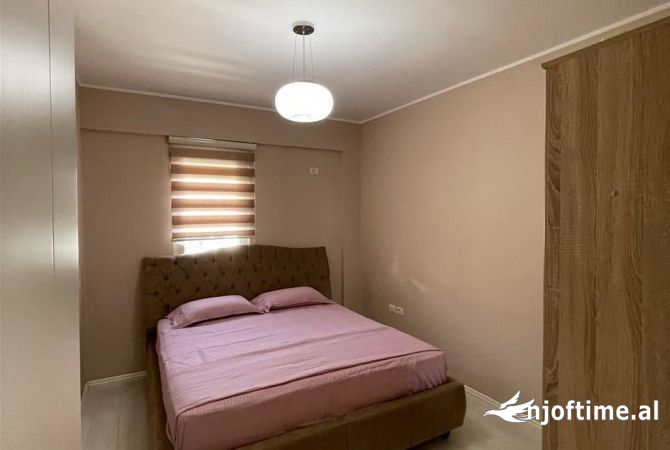 Shtepi me qera Apartament ne Tirane, 3+1, Mobilimi E mobiluar, Pagesa 1,300  Euro.