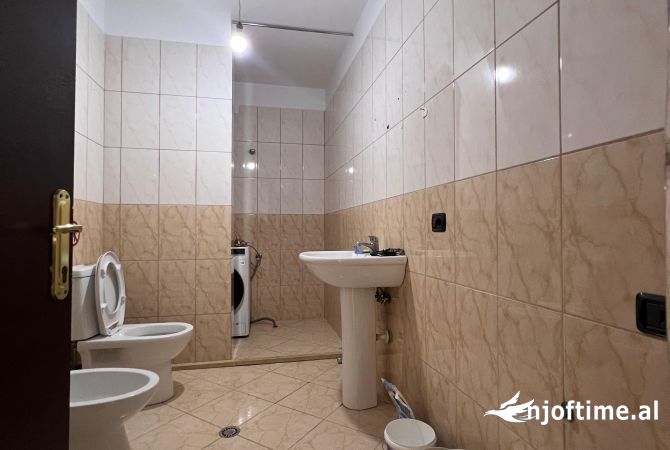 Shtepi me qera Apartament ne Tirane, 2+1, Mobilimi Bosh, pa mobiluar, Pagesa 85,000  Leke.