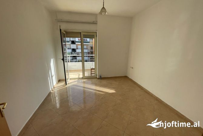 Shtepi me qera Apartament ne Tirane, 1+1, Mobilimi Bosh, pa mobiluar, Pagesa 350  Euro.