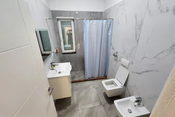 Shtepi me qera Apartament ne Tirane, 2+1, Mobilimi E mobiluar, Pagesa 800  Euro.