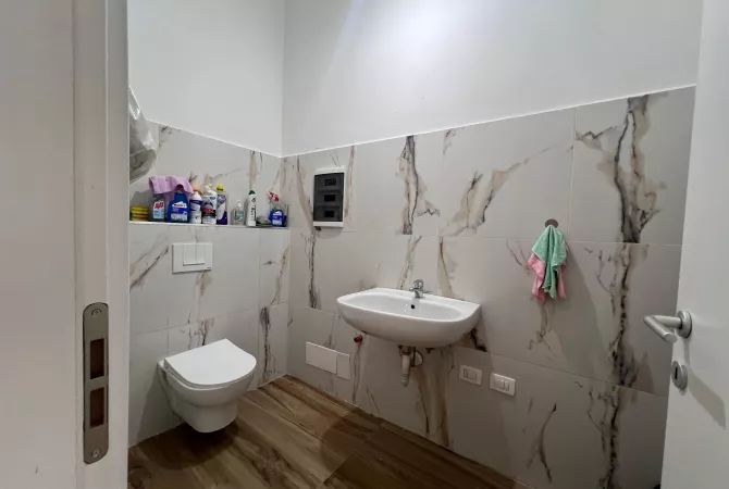 Ambiente Commerciale in Affitto 3+1 a Tirana - 1,300 Euro