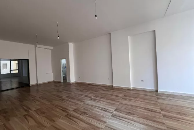 Ambient biznesi me qera 3+1 ne Tirane - 1,300 Euro