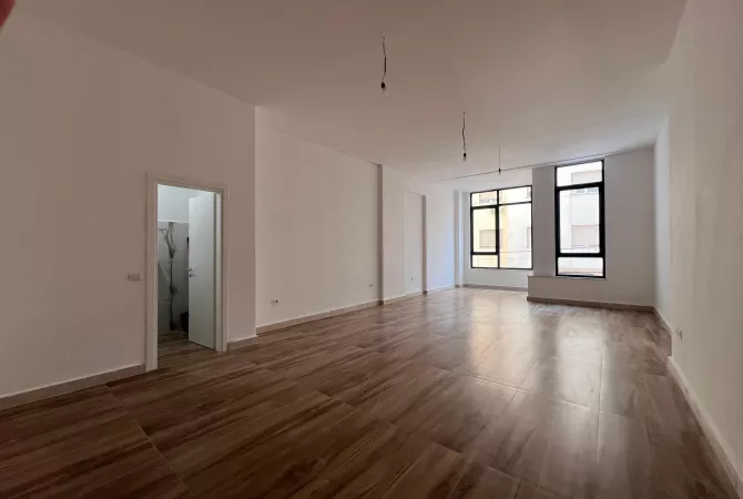 Ambiente Commerciale in Affitto 3+1 a Tirana - 1,300 Euro