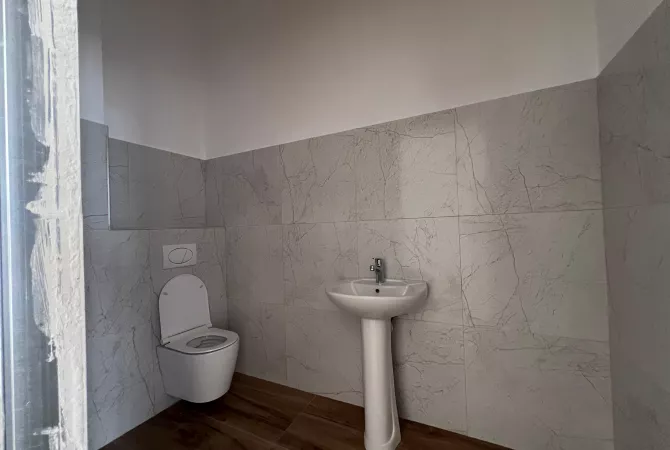 Ambiente Commerciale in Affitto 3+1 a Tirana - 1,500 Euro