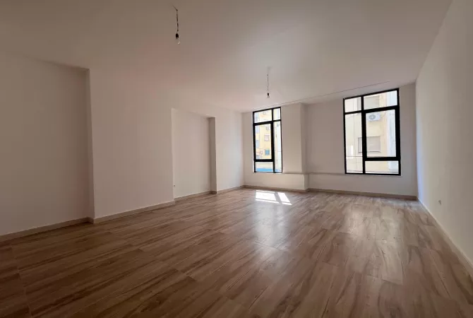 Ambiente Commerciale in Affitto 3+1 a Tirana - 1,500 Euro