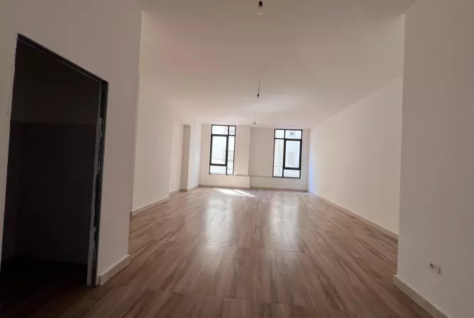 Ambient biznesi me qera 3+1 ne Tirane - 1,500 Euro