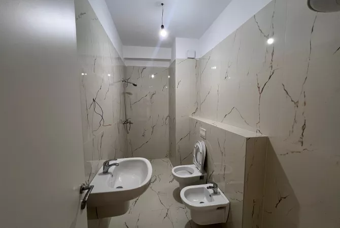 Shtepi me qera Apartament ne Tirane, 2+1, Mobilimi Bosh, pa mobiluar, Pagesa 850  Euro.