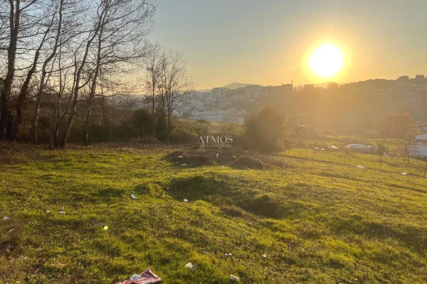 Truall ose Toke  ne Tirane - 150,000 Euro