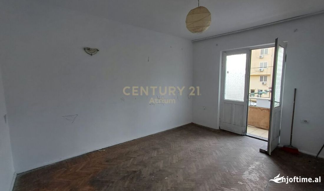 Shtepi ne shitje Apartament ne Tirane, 2+1, Mobilimi Bosh, pa mobiluar, Pagesa 135,000  Euro.