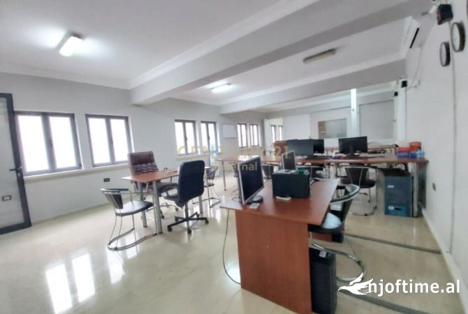 Ambient biznesi me qera 3+1 ne Tirane - 1,500 Euro