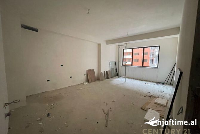 Shtepi ne shitje Apartament ne Tirane, 2+1, Mobilimi Bosh, pa mobiluar, Pagesa 125,000  Euro.