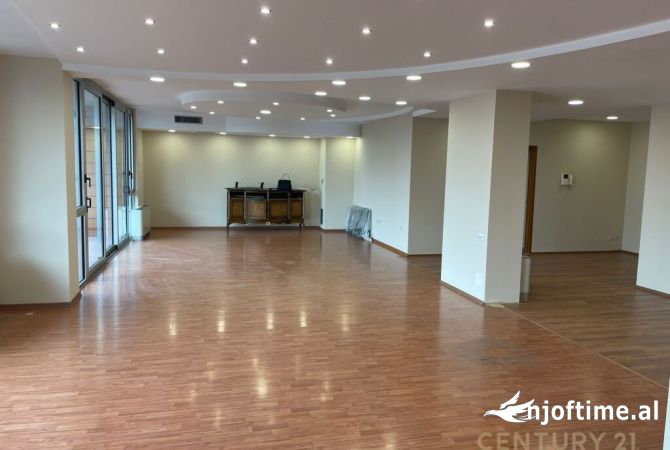 Ambient biznesi me qera 3+1 ne Tirane - 3,500 Euro