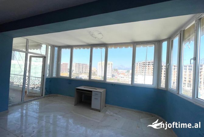 Shtepi ne shitje Apartament ne Tirane, 3+1, Mobilimi Pjeserisht e mobiluar, Pagesa 187,000  Euro.