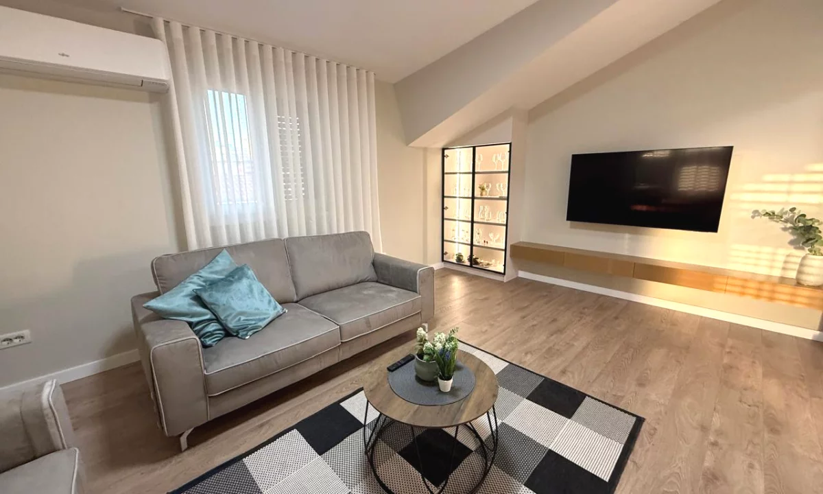 Shtepi me qera Apartament ne Tirane, 2+1, Mobilimi E mobiluar, Pagesa 900  Euro.