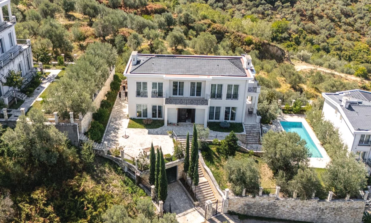 Shtepi me qera Vila Luksoze ne Tirane, 5+1, Mobilimi E mobiluar, Pagesa 4,200  Euro.