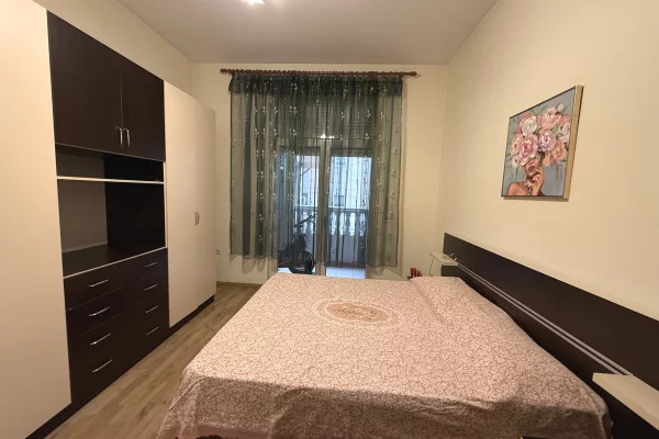 Shtepi me qera Apartament ne Tirane, 2+1, Mobilimi E mobiluar, Pagesa 900  Euro.
