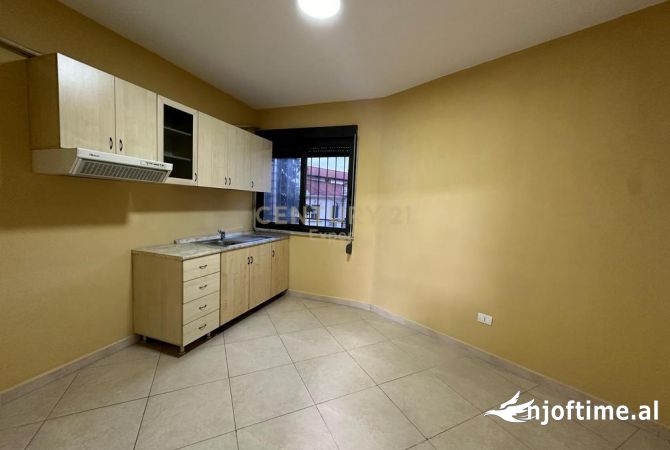 Shtepi me qera 3+1 ne Tirane - 1,300 Euro