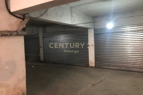 Ambiente Commerciale in Vendita 4+1 a Tirana - 35,000 Euro