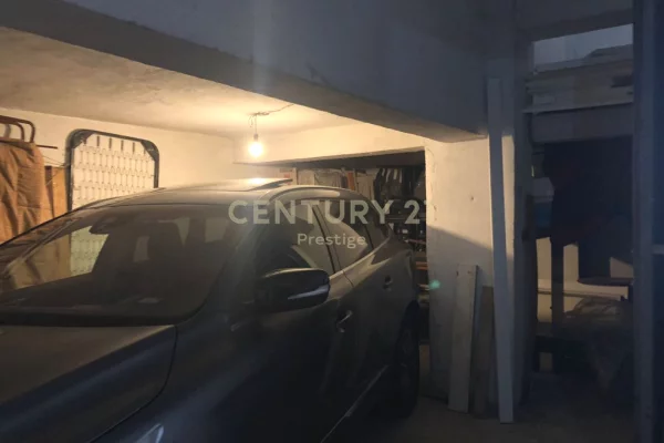 Ambiente Commerciale in Vendita 4+1 a Tirana - 35,000 Euro