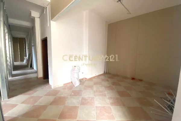 Ambiente Commerciale in Affitto 3+1 a Tirana - 2,000 Euro