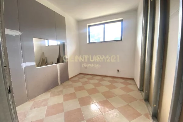 Ambiente Commerciale in Affitto 3+1 a Tirana - 2,000 Euro