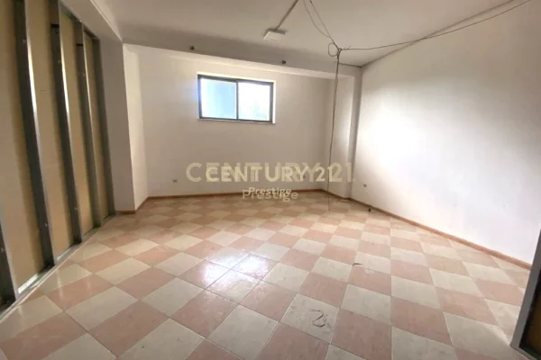 Ambiente Commerciale in Affitto 3+1 a Tirana - 2,000 Euro