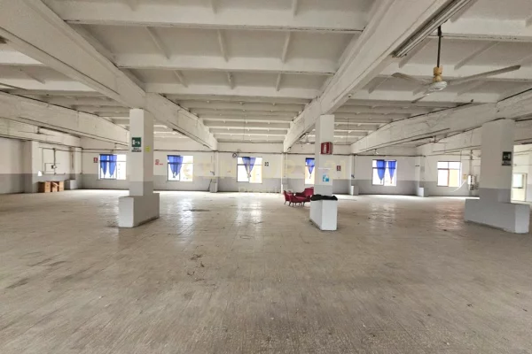 Ambiente Commerciale in Affitto 4+1 a Tirana - 7,000 Euro