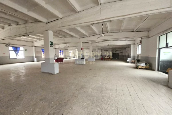 Ambiente Commerciale in Affitto 4+1 a Tirana - 7,000 Euro