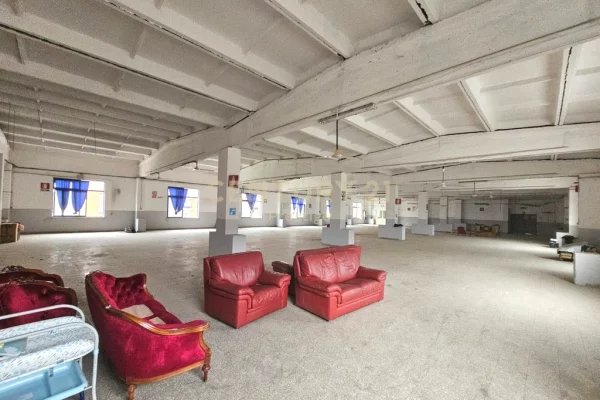 Ambiente Commerciale in Affitto 4+1 a Tirana - 7,000 Euro