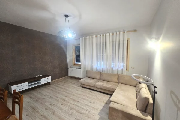 Shtepi me qera 2+1 ne Tirane - 650 Euro