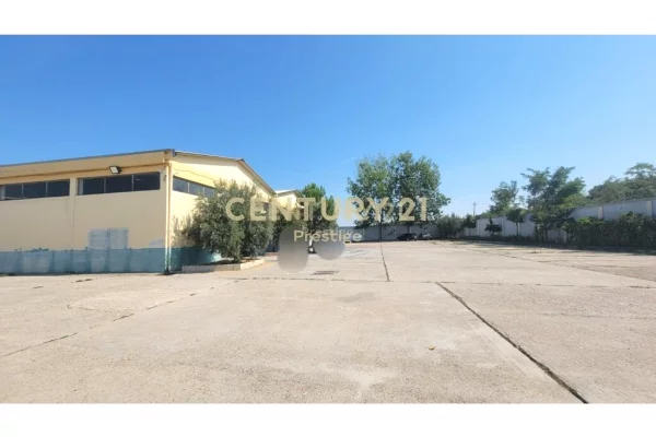 GODINE KOMERCIALE DHE TOKE NE SHITJE, E VENDOSUR NE VLORE!