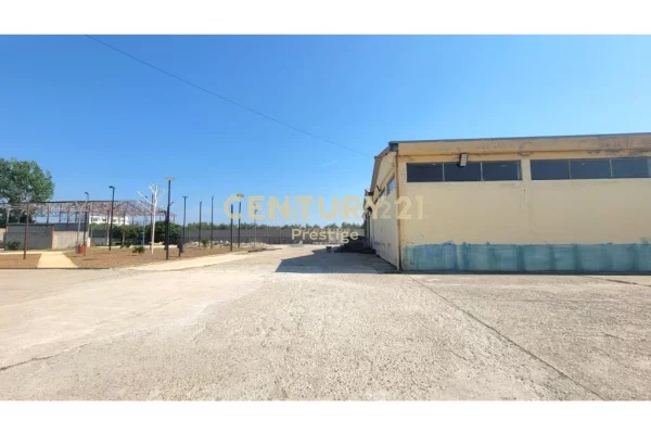 GODINE KOMERCIALE DHE TOKE NE SHITJE, E VENDOSUR NE VLORE!